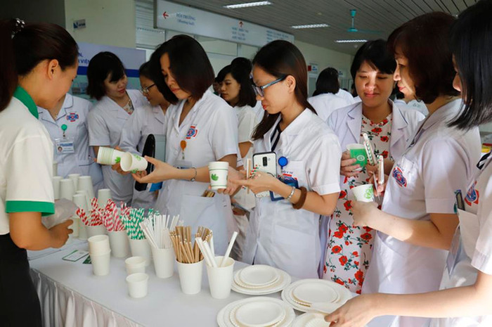 Ban lãnh đạo Bệnh viện K kêu gọi các đơn vị thuộc bệnh viện giảm dần và tiến tới không dùng các sản phẩm từ nhựa khó phân hủy để hạn chế rác thải nhựa trong ngành Y tế. Ảnh: Vtv.vn. Ban lãnh đạo Bệnh viện K kêu gọi các đơn vị thuộc bệnh viện giảm dần và tiến tới không dùng các sản phẩm từ nhựa khó phân hủy để hạn chế rác thải nhựa trong ngành Y tế. Ảnh: Vtv.vn.