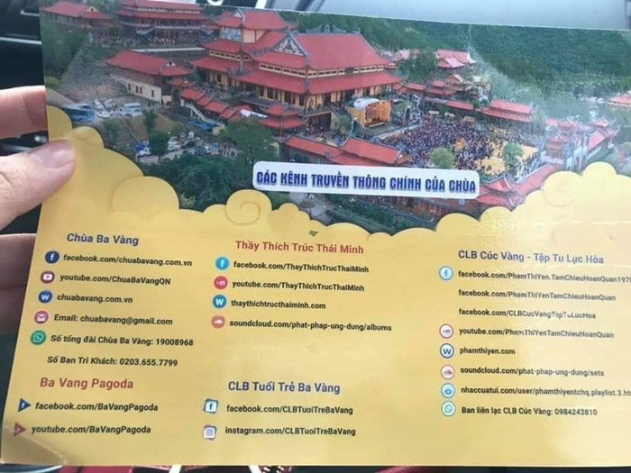 Tờ rơi nói về chùa Ba Vàng. Ảnh: N.T. Tờ rơi nói về chùa Ba Vàng. Ảnh: N.T.