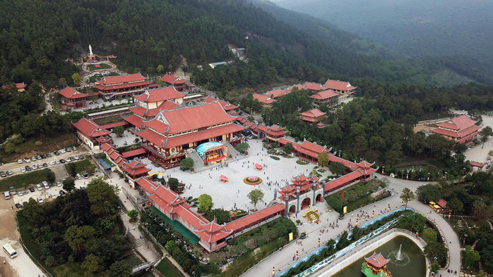 Trước kia chùa Ba Vàng nhỏ bé, nhưng nay đã được xây dựng rất lớn và đang gây ra bức xúc trong dư luận với trò "gọi vong". Ảnh: Ngọc Tân. Trước kia chùa Ba Vàng nhỏ bé, nhưng nay đã được xây dựng rất lớn và đang gây ra bức xúc trong dư luận với trò "gọi vong". Ảnh: Ngọc Tân.