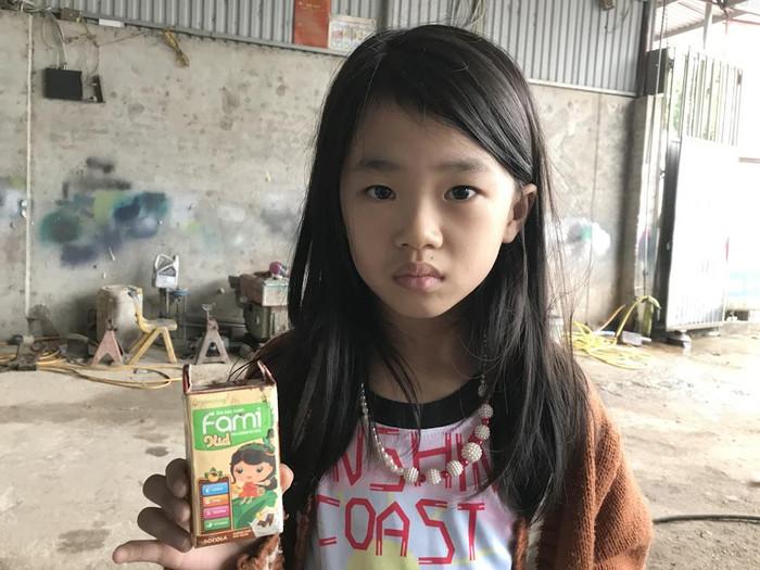 Cháu Hà Ngọc Nhi vẫn còn giữ lại vỏ hộp sữa đã uống, có thể là nguyên nhân khiến cháu bị ngộ độc. Cháu Hà Ngọc Nhi cho biết uống sữa thấy rất chua nhưng đã trót nuốt một ngụm, sau đó cháu cầm hộp sữa nhưng không uống nữa. Ảnh: Tùng Dương. Cháu Hà Ngọc Nhi vẫn còn giữ lại vỏ hộp sữa đã uống, có thể là nguyên nhân khiến cháu bị ngộ độc. Cháu Hà Ngọc Nhi cho biết uống sữa thấy rất chua nhưng đã trót nuốt một ngụm, sau đó cháu cầm hộp sữa nhưng không uống nữa. Ảnh: Tùng Dương.