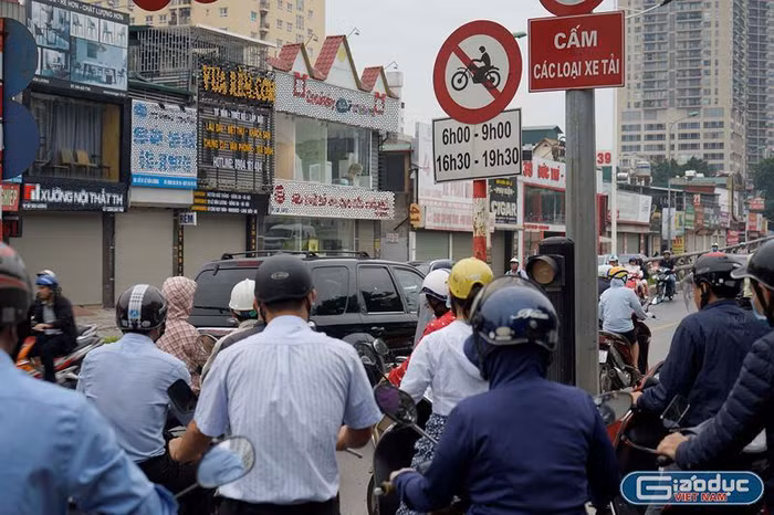 Đường cấm nhưng nhiều người vẫn cố tình đi vào, đó là sai lệch về nhận thức. Ảnh: Tùng Dương.