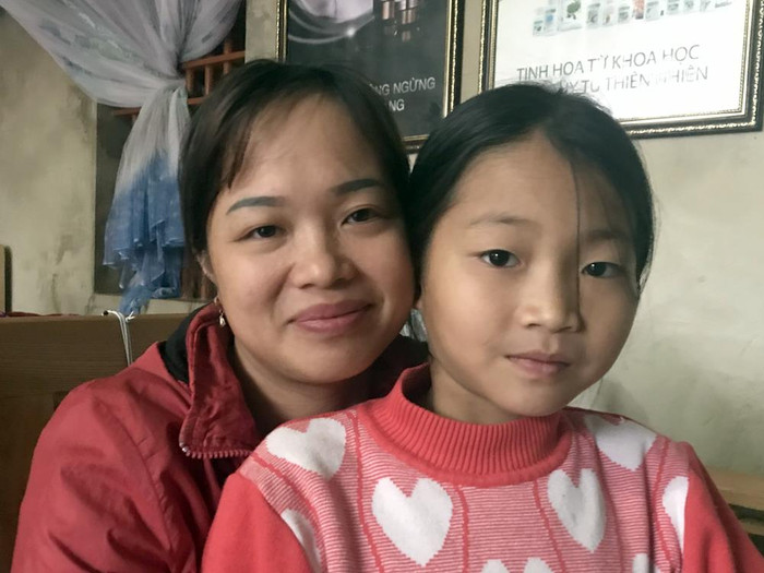 Chị Nguyễn Thị Hảo mẹ cháu Thu cho biết cháu ra viện nhưng vẫn chưa hết đau bụng. Ảnh: Tùng Dương. Chị Nguyễn Thị Hảo mẹ cháu Thu cho biết cháu ra viện nhưng vẫn chưa hết đau bụng. Ảnh: Tùng Dương.