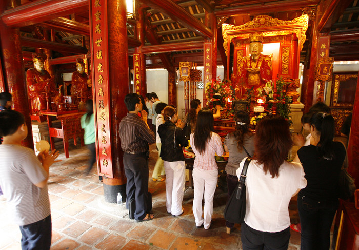 Vào khu Văn Miếu - Quốc Tử Giám tại Hà Nội cũng phải mất phí. Ảnh: Tùng Dương. Vào khu Văn Miếu - Quốc Tử Giám tại Hà Nội cũng phải mất phí. Ảnh: Tùng Dương.