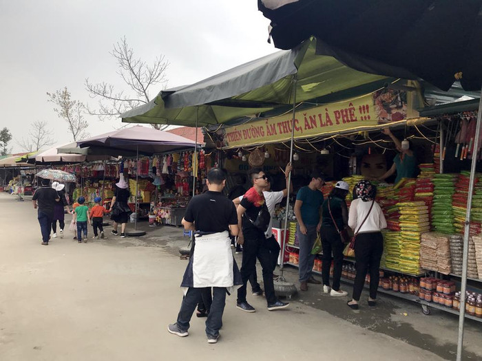 Hàng trăm ki - ốt được cho thuê trong khu vực bãi trông xe xung quanh chùa Bái Đính mới. Ảnh: Tùng Dương Hàng trăm ki - ốt được cho thuê trong khu vực bãi trông xe xung quanh chùa Bái Đính mới. Ảnh: Tùng Dương