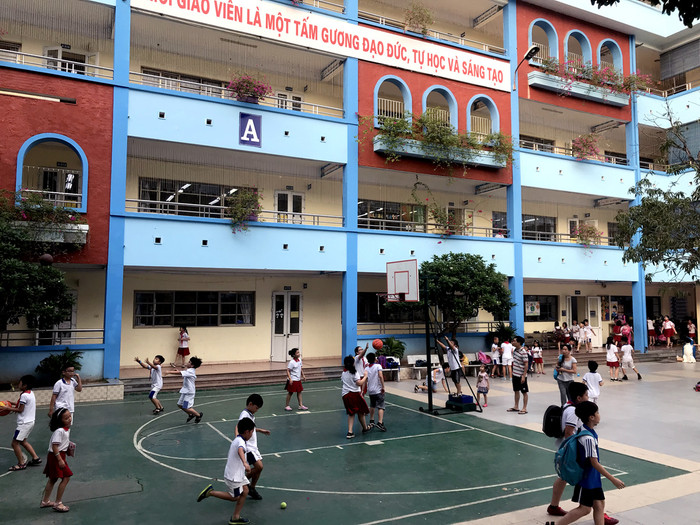 Giáo viên chủ nhiệm như người bố, người mẹ của các con ở trường. Ảnh: Tùng Dương.