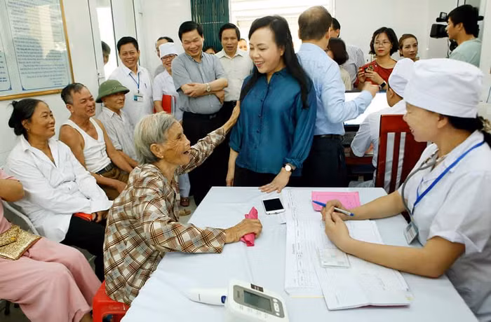 Bộ trưởng Nguyễn Thị Kim Tiến kiểm tra công tác khám chữa bệnh. Ảnh: YT.