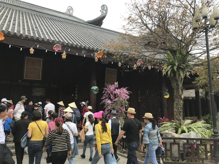 Khách du lịch tại bến đò Tràng An - Khu di sản Tràng An. Ảnh: Tùng Dương. Khách du lịch tại bến đò Tràng An - Khu di sản Tràng An. Ảnh: Tùng Dương.