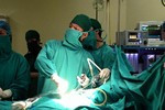 Phó giáo sư, Tiến sĩ Trần Ngọc Sơn - Phó giám đốc bệnh viện Xanh Pôn đang trực tiếp làm phẫu thuật.
