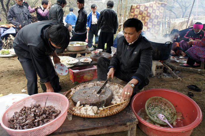 Nhiều gia đình trong bản cùng chung nhau làm thịt một con lợn to để ăn Tết. Ảnh: Tùng Dương.