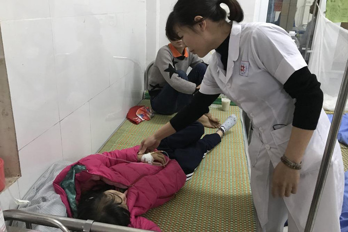 Học sinh tại Trường tiểu học Nhã Lộng (Thái Nguyên) phải cấp cứu sau khi uống sữa Fami Vinasoy. Ảnh: Tùng Dương. Học sinh tại Trường tiểu học Nhã Lộng (Thái Nguyên) phải cấp cứu sau khi uống sữa Fami Vinasoy. Ảnh: Tùng Dương.