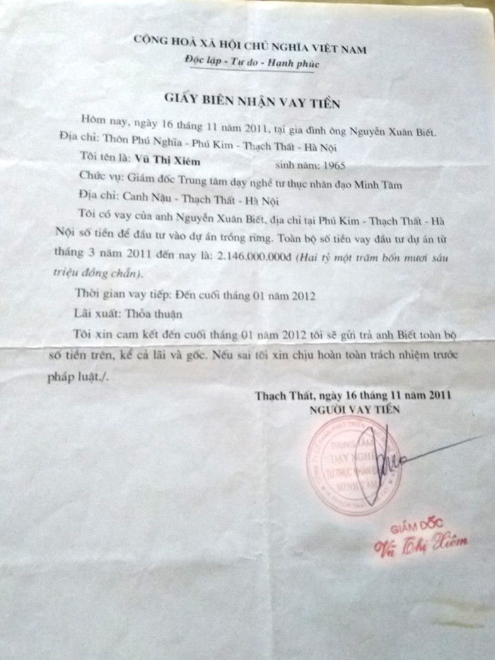 Giấy vay nợ viết tay của bà Vũ Thị Xiêm đều có đóng dấu của trung tâm. Ảnh: Tùng Dương.