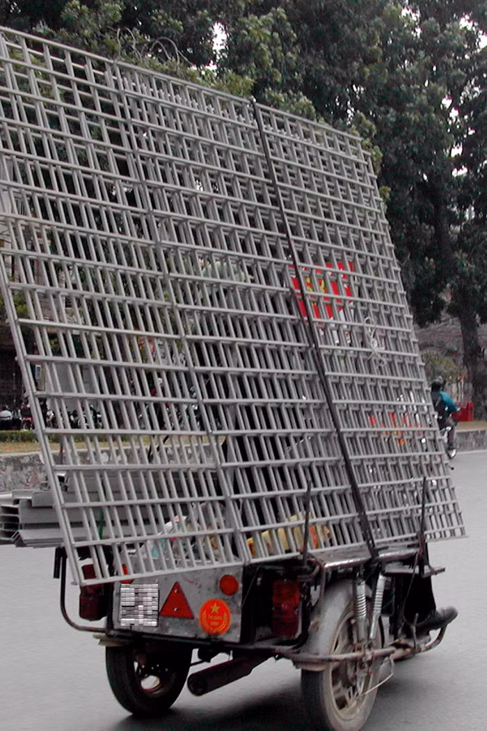 Chở hàng cồng kềnh rất nguy hiểm. Ảnh: Tùng Dương.