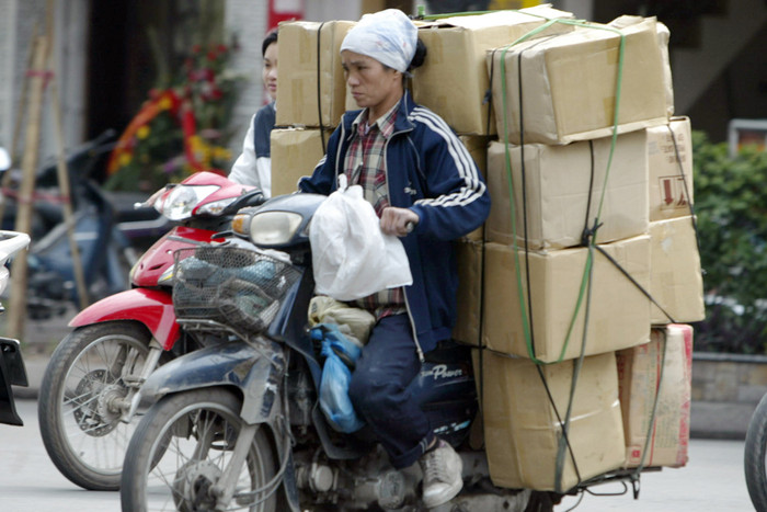 Xe máy chở hàng cồng kềnh, che khuất tầm nhìn xung quanh cũng dễ gây ra tai nạn. Ảnh: Tùng Dương. Xe máy chở hàng cồng kềnh, che khuất tầm nhìn xung quanh cũng dễ gây ra tai nạn. Ảnh: Tùng Dương.