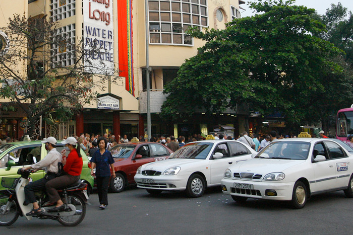 Xe taxi đỗ hàng 3 ngay dưới lòng đường để đón khách gây cản trở giao thông. Ảnh: Tùng Dương. Xe taxi đỗ hàng 3 ngay dưới lòng đường để đón khách gây cản trở giao thông. Ảnh: Tùng Dương.