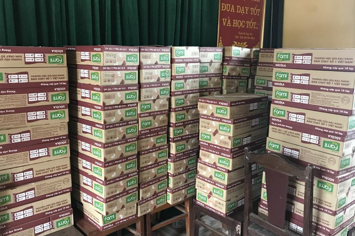 Những thùng sữa Fami Kid đang được niêm phong tại Trường Tiểu học Nhã Lộng. Ảnh: Tùng Dương.