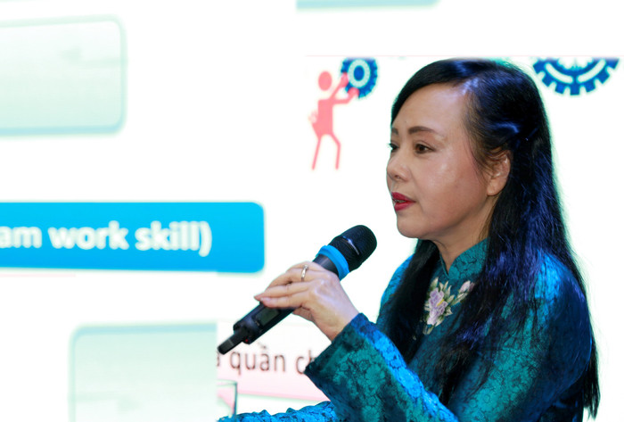 Phó giáo sư, tiến sĩ Nguyễn Thị Kim Tiến - Bộ trưởng Bộ Y tế giảng bài tại lễ khai giảng.