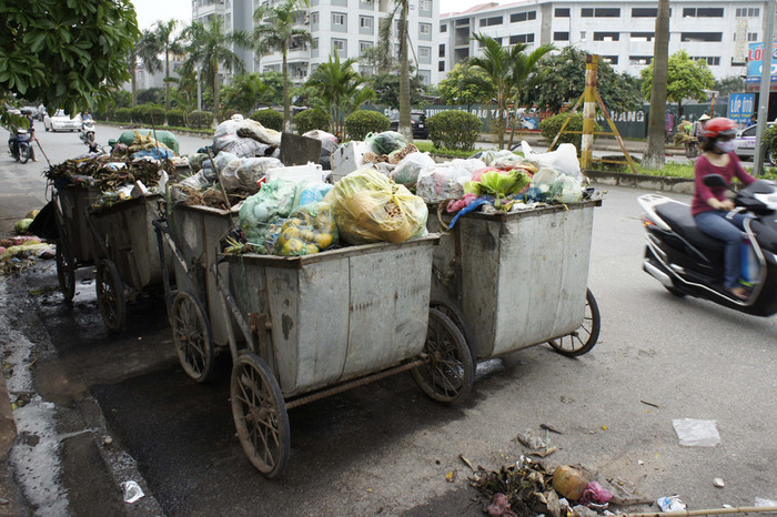 Theo ghi nhận ở ngã tư Hàm Nghi - Nguyễn Cơ Thạch thì đây không phải là công nhân tập kết rác để xe ôtô gom rác đến chở đi ngay, hầu hết là những điểm này tập kết từ sáng đến trưa hoặc từ trưa đến 20h hàng ngày. Ảnh: Tùng Dương. Theo ghi nhận ở ngã tư Hàm Nghi - Nguyễn Cơ Thạch thì đây không phải là công nhân tập kết rác để xe ôtô gom rác đến chở đi ngay, hầu hết là những điểm này tập kết từ sáng đến trưa hoặc từ trưa đến 20h hàng ngày. Ảnh: Tùng Dương.