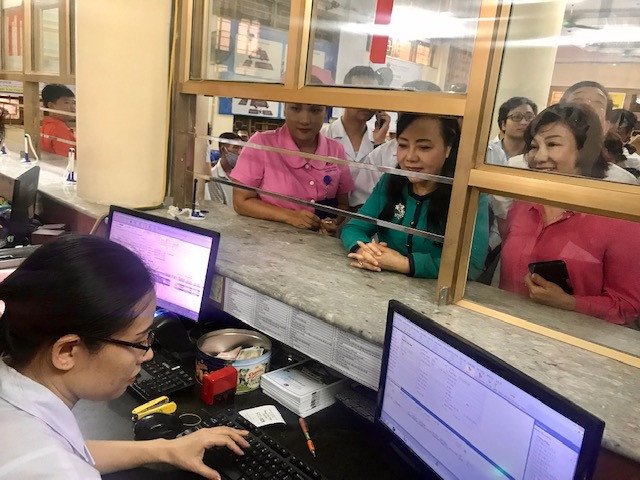 Bộ trưởng Bộ Y tế "trải nghiệm" dịch vụ làm thủ tục khám bệnh tại Khoa Khám bệnh - Bệnh viện Đa khoa tỉnh Quảng Ninh. Ảnh: YT. Bộ trưởng Bộ Y tế "trải nghiệm" dịch vụ làm thủ tục khám bệnh tại Khoa Khám bệnh - Bệnh viện Đa khoa tỉnh Quảng Ninh. Ảnh: YT.