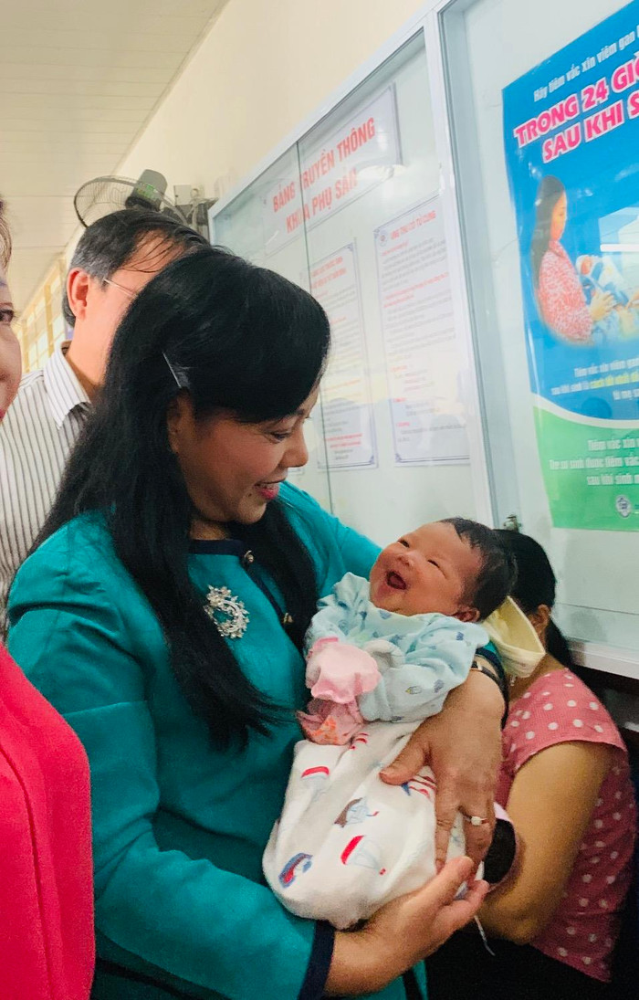Bộ trưởng Nguyễn Thị Kim Tiến thăm trẻ sơ sinh tại Khoa Sơ sinh - Bệnh viện Đa khoa tỉnh Quảng Ninh. Ảnh: YT. Bộ trưởng Nguyễn Thị Kim Tiến thăm trẻ sơ sinh tại Khoa Sơ sinh - Bệnh viện Đa khoa tỉnh Quảng Ninh. Ảnh: YT.