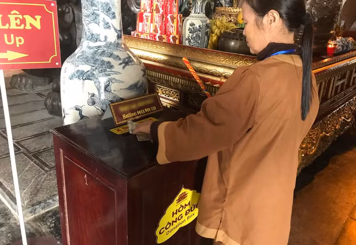 Cần phải sớm có những quy định cụ thể trong quản lý, sử dụng tiền công đức. Ảnh: Tùng Dương.