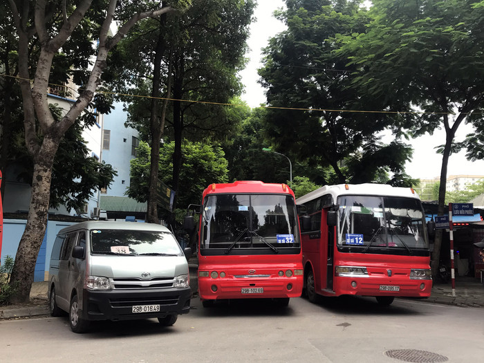 Xe ô tô đưa đón học sinh của Trường tiểu học Đoàn Thị Điểm, Hà Nội. Ảnh: Tùng Dương. Xe ô tô đưa đón học sinh của Trường tiểu học Đoàn Thị Điểm, Hà Nội. Ảnh: Tùng Dương.