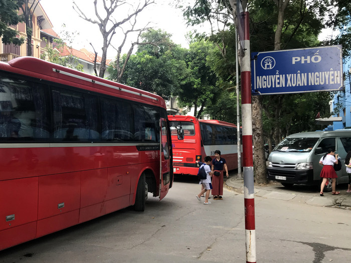 Quy trình kiểm đếm học sinh rất chặt chẽ vào mỗi buổi đưa đón hàng ngày. Ảnh: Tùng Dương. Quy trình kiểm đếm học sinh rất chặt chẽ vào mỗi buổi đưa đón hàng ngày. Ảnh: Tùng Dương.