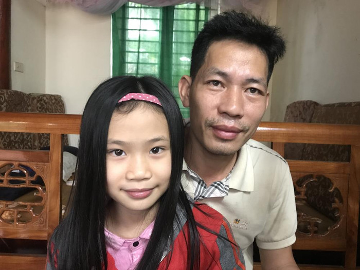 Anh Nguyễn Văn Độ và cháu Nguyễn Thị Ánh Hồng sau khi từ bệnh viện về. Ảnh: Tùng Dương. Anh Nguyễn Văn Độ và cháu Nguyễn Thị Ánh Hồng sau khi từ bệnh viện về. Ảnh: Tùng Dương.