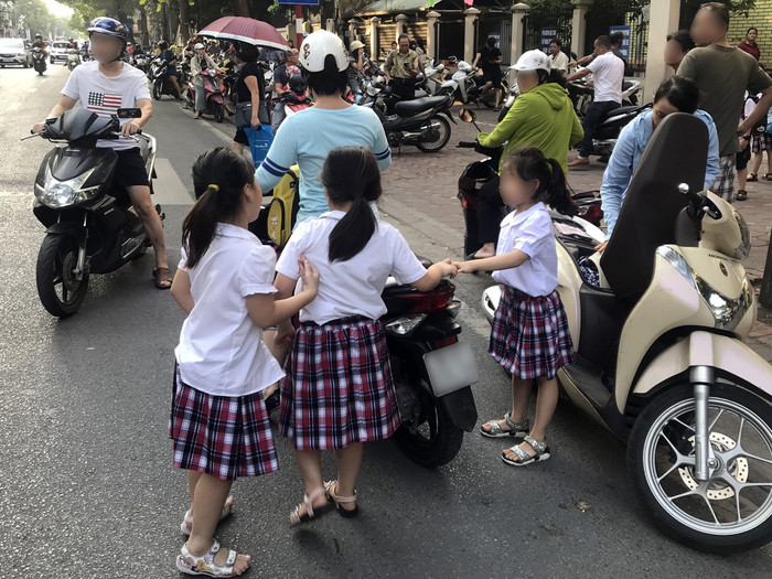 Đỗ xe ngay dưới lòng đường để đón học sinh tại Trường tiểu học Phan Chu Trinh, phố Nguyễn Thái Học, Hà Nội. Ảnh: Tùng Dương.