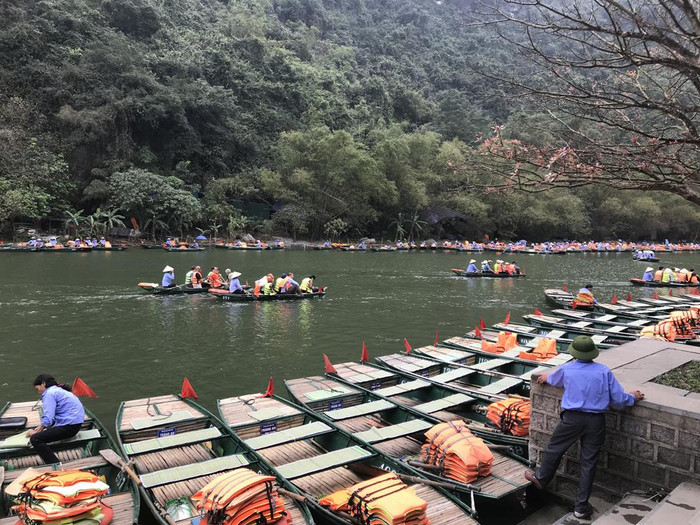 Đò đưa khách đi tham quan di sản Tràng An. Ảnh: Tùng Dương. Đò đưa khách đi tham quan di sản Tràng An. Ảnh: Tùng Dương.