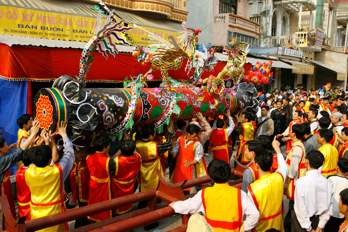 Trai đinh trong làng chuẩn bị kiệu rước pháo ra đình. Ảnh: Tùng Dương.