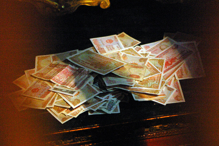 Thả tiền vào cung thờ ở các chùa. Ảnh: Tùng Dương. Thả tiền vào cung thờ ở các chùa. Ảnh: Tùng Dương.