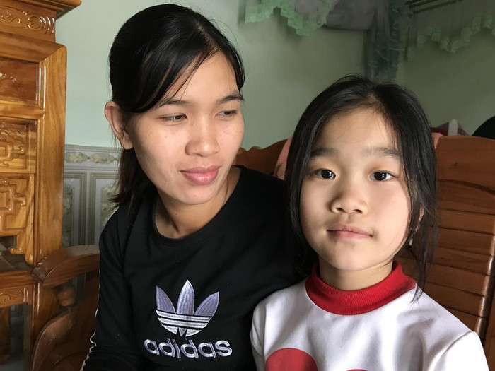 Cháu Nguyễn Thị Hải Yến và mẹ sau khi điều trị tại bệnh viện. Ảnh: Tùng Dương. Cháu Nguyễn Thị Hải Yến và mẹ sau khi điều trị tại bệnh viện. Ảnh: Tùng Dương.