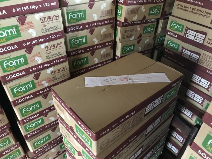 Số sữa đang dùng dở được niêm phong tại Trường Tiểu học Nhã Lộng đợi xét nghiệm. Ảnh: Tùng Dương. Số sữa đang dùng dở được niêm phong tại Trường Tiểu học Nhã Lộng đợi xét nghiệm. Ảnh: Tùng Dương.