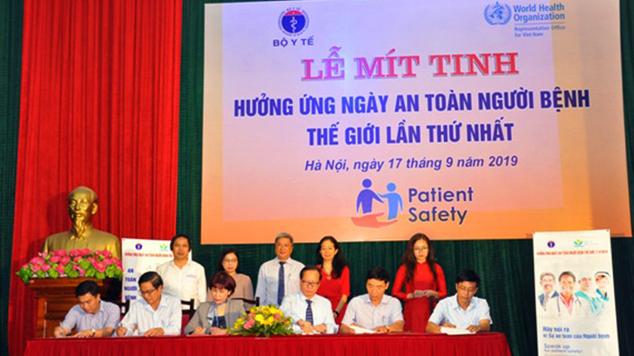 Các đại biểu chứng kiến Lễ ký bản cam kết hưởng ứng an toàn người bệnh của các bệnh viện. Các đại biểu chứng kiến Lễ ký bản cam kết hưởng ứng an toàn người bệnh của các bệnh viện.