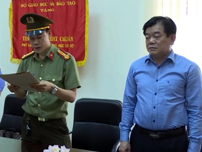 Là người có lòng tự trọng thì ông Hoàng Tiến Đức - Giám đốc Sở Giáo dục và Đào tạo Tỉnh Sơn La càng nên từ chức sớm. Ảnh minh họa: vov. Là người có lòng tự trọng thì ông Hoàng Tiến Đức - Giám đốc Sở Giáo dục và Đào tạo Tỉnh Sơn La càng nên từ chức sớm. Ảnh minh họa: vov.