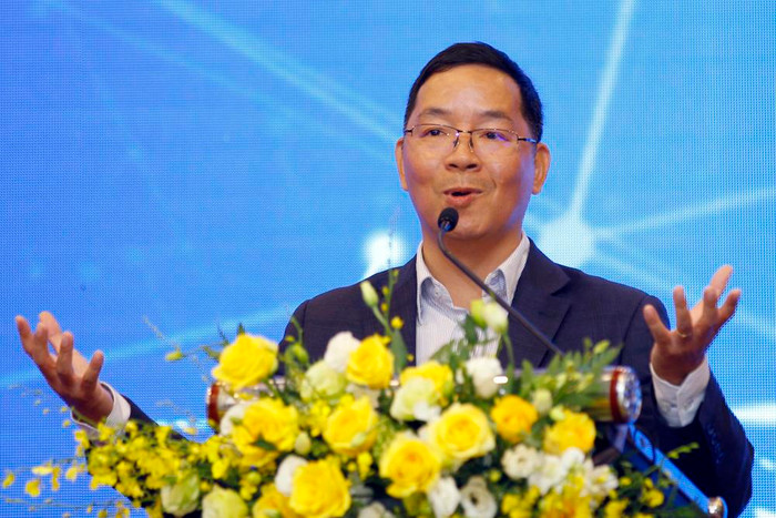 Tiến sĩ Vũ Thành Tự Anh - Giám đốc Trường chính sách công và Quản lý Fulbright, là 1 trong 20 đơn vị được nhận tài trợ phát biểu cảm ơn đến Tập đoàn Vingroup. Ảnh: Tùng Dương. Tiến sĩ Vũ Thành Tự Anh - Giám đốc Trường chính sách công và Quản lý Fulbright, là 1 trong 20 đơn vị được nhận tài trợ phát biểu cảm ơn đến Tập đoàn Vingroup. Ảnh: Tùng Dương.