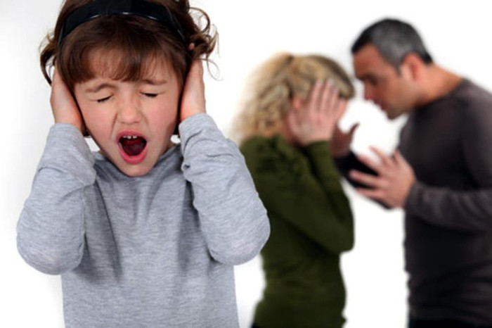 Một quãng thời gian dài chứng kiến nhiều cãi vã, xung đột của bố mẹ dẫn đến việc trẻ bị tổn thương, sang chấn tâm lý. Ảnh: vov.vn. Một quãng thời gian dài chứng kiến nhiều cãi vã, xung đột của bố mẹ dẫn đến việc trẻ bị tổn thương, sang chấn tâm lý. Ảnh: vov.vn.
