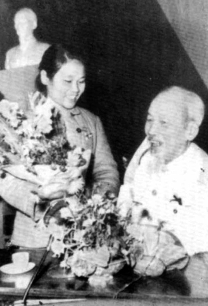 Bác Hồ với nữ Anh hùng Thanh niên xung phongNguyễn Thị Kim Huế Ảnh: TTXVN. Bác Hồ với nữ Anh hùng Thanh niên xung phongNguyễn Thị Kim Huế Ảnh: TTXVN.