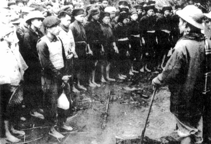 Bác Hồ nói chuyện với anh chị em Thanh niên xung phong làm nhiệm vụ sửa đường phục vụ chiến dịch Biên giới (1951) Ảnh: TTXVN. Bác Hồ nói chuyện với anh chị em Thanh niên xung phong làm nhiệm vụ sửa đường phục vụ chiến dịch Biên giới (1951) Ảnh: TTXVN.