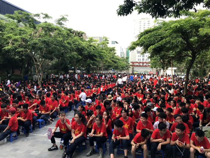 Các em học sinh Trường Trung học phổ thông Lương Thế Vinh ổn định chỗ ngồi tại sân trường. Ảnh: Tùng Dương.