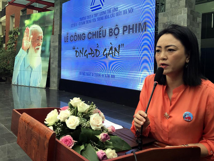 Cô Văn Thùy Dương - Phó hiệu trưởng Trường Trung học phổ thông Lương Thế Vinh nói lời khai mạc buổi chiếu phim tại trường. Ảnh: Tùng Dương.