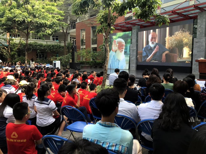 Tham dự buổi chiếu phim “Ông Đồ gàn”, còn nhiều cựu giáo viên, cùng nhiều cựu học sinh của trường Lương Thế Vinh. Ảnh: Tùng Dương.