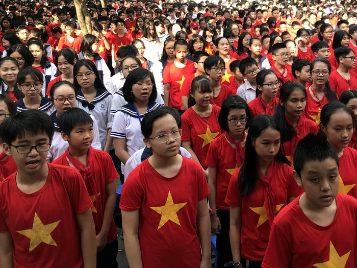 Các em học sinh Trường Trung học phổ thông Lương Thế Vinh làm lễ chào cờ. Ảnh: Tùng Dương.