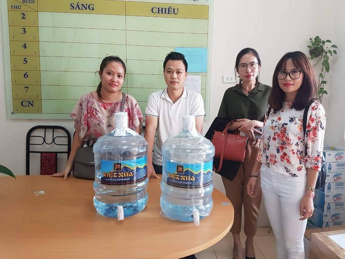 Từ trái qua phải: Đại diện của trường Tiểu học Chu Văn An. Đại diện của nhà sản xuất nước Việt Xưa và 2 nữ phụ huynh của trường. Từ trái qua phải: Đại diện của trường Tiểu học Chu Văn An. Đại diện của nhà sản xuất nước Việt Xưa và 2 nữ phụ huynh của trường.