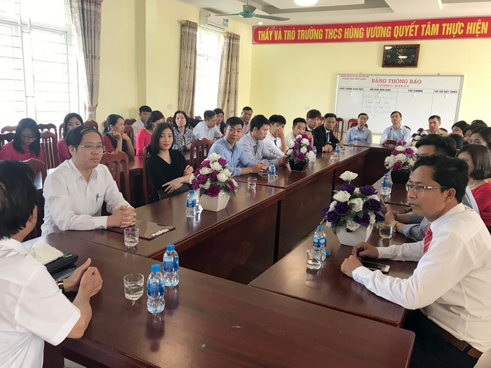 Tập thể giáo viên Trường Trung học cơ sở Hùng Vương (Thị xã Phú Thọ) tại buổi Hội thảo -Cuộc cách mạng công nghiệp 4.0. Ảnh: Tùng Dương. Tập thể giáo viên Trường Trung học cơ sở Hùng Vương (Thị xã Phú Thọ) tại buổi Hội thảo -Cuộc cách mạng công nghiệp 4.0. Ảnh: Tùng Dương.