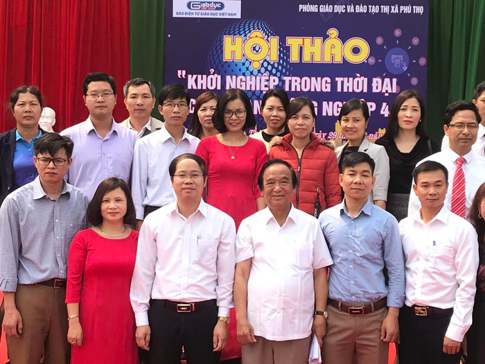 Ông Nguyễn Ánh Hoàng (người thứ 3 bên trái vào)-Trưởng phòng Giáo dục thị xã Phú Thọ và ban giám hiệu Trường Trung học cơ sở Hùng Vương (thị xã Phú Thọ) chụp ảnh với Giáo sư Nguyễn Lân Dũng, khi ông về nói chuyện với học sinh nhà trường. Ảnh: Tùng Dương. Ông Nguyễn Ánh Hoàng (người thứ 3 bên trái vào)-Trưởng phòng Giáo dục thị xã Phú Thọ và ban giám hiệu Trường Trung học cơ sở Hùng Vương (thị xã Phú Thọ) chụp ảnh với Giáo sư Nguyễn Lân Dũng, khi ông về nói chuyện với học sinh nhà trường. Ảnh: Tùng Dương.