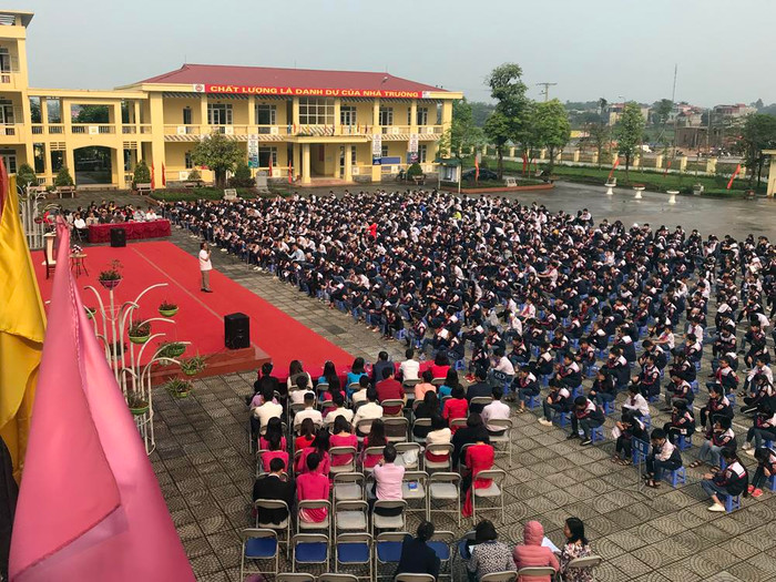 Học sinh và các thày cô giáo Trường Trung học cơ sở Hùng Vương (Thị xã Phú Thọ) trong giờ ngoại khóa tại trường. Ảnh: Tùng Dương. Học sinh và các thày cô giáo Trường Trung học cơ sở Hùng Vương (Thị xã Phú Thọ) trong giờ ngoại khóa tại trường. Ảnh: Tùng Dương.