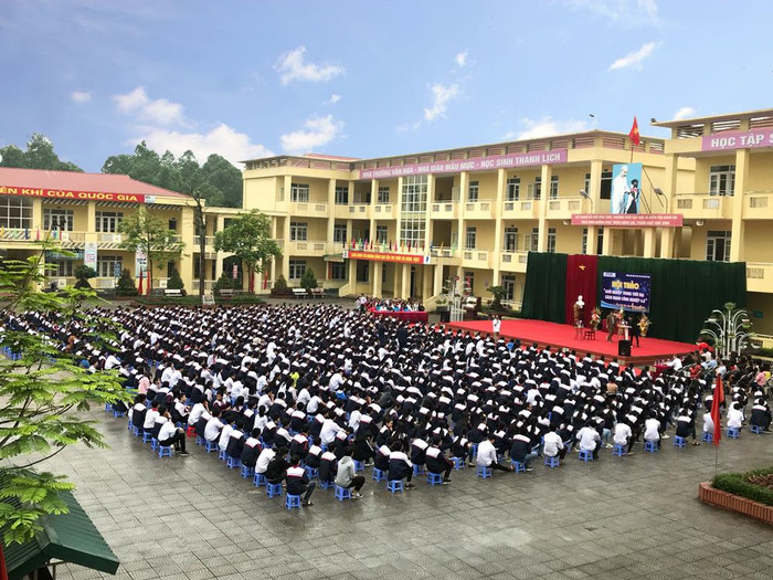 Trường Trường Trung học cơ sở Hùng Vương (thị xã Phú Thọ) là ngôi trường được đầu tư, hiện đại nhất của tỉnh Phú Thọ, trường luôn tiên phong đi đầu của tỉnh, trong đổi mới phương pháp dạy học, đặc biệt, đây là một trong hai trường của tỉnh được thí điểm mô hình giáo dục STEM. Ảnh: Tùng Dương. Trường Trường Trung học cơ sở Hùng Vương (thị xã Phú Thọ) là ngôi trường được đầu tư, hiện đại nhất của tỉnh Phú Thọ, trường luôn tiên phong đi đầu của tỉnh, trong đổi mới phương pháp dạy học, đặc biệt, đây là một trong hai trường của tỉnh được thí điểm mô hình giáo dục STEM. Ảnh: Tùng Dương.