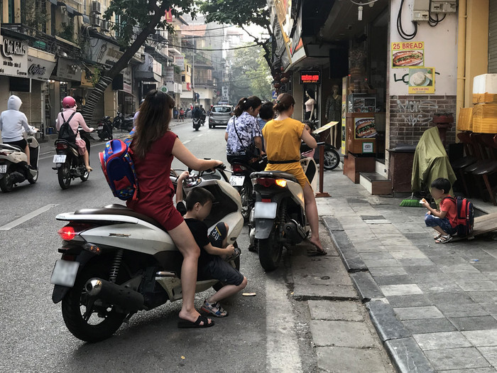 Đỗ xe ngay dưới lòng đường, nguy hiểm cho bản thân và người tham gia giao thông. Phố Chả cá, Hà Nội. Ảnh: Tùng Dương.