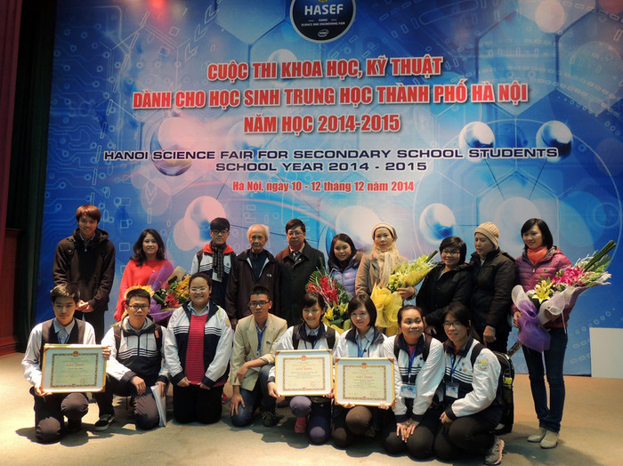 Cô Dương Hồng Hạnh và các em học sinh tại kỳ thi cấp thành phố năm 2014. Cô Dương Hồng Hạnh và các em học sinh tại kỳ thi cấp thành phố năm 2014.